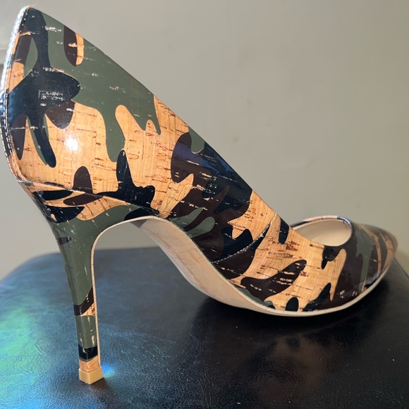 Camo Pump - Picture 2 of 3